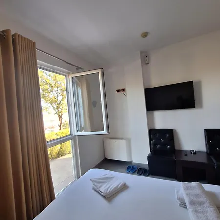 1x1 ラブホテル ティラナ